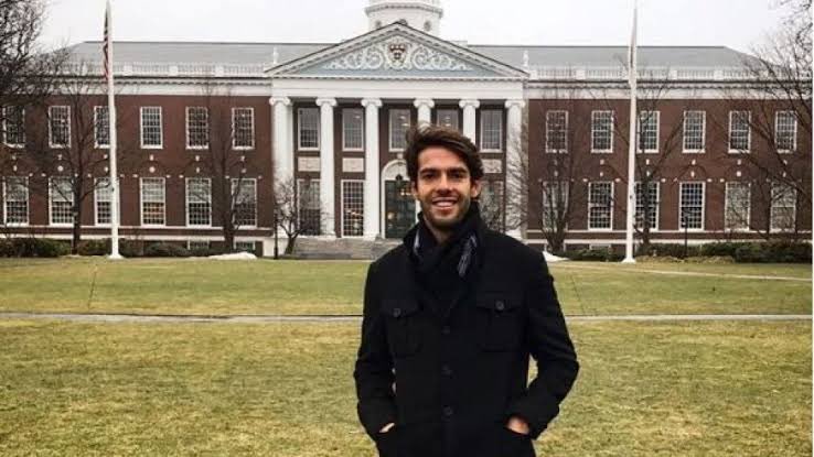 FandomID_'s tweet photo. Kaka bercerita bagaimana belajar di Harvard membuka perspektifnya yang baru tentang betapa luas dunia ilmu pengetahuan

“Ketika saya tiba di Harvard University, saya masuk ke kelas dengan keyakinan bahwa saya benar-benar memahami semua studi kasus. Saya membaca materi, menarik kesimpulan, dan merasa semuanya sudah jelas.

Namun ketika saya duduk di ruangan bersama lebih dari 80 orang dari berbagai bidang,  bisnis, media, hiburan, olahraga,  diskusi dimulai dan langsung berjalan ke arah yang sama sekali berbeda.

Dalam hati saya berpikir: ‘Saya tidak tahu apa-apa. Apa yang saya lihat hanyalah sebagian kecil dari semua ini.’

Saat itulah saya memahami sesuatu yang tidak pernah diberitahukan kepada atlet elit: kita hidup dalam sebuah “gelembung” di mana kita merasa bahwa memahami permainan berarti memahami kehidupan secara utuh.

Di Harvard, setiap orang membawa sudut pandang yang berbeda. Benturan perspektif itulah yang membuka pikiran saya.

Sekolah itu memaksa saya untuk mendengarkan, bertanya, dan menerima bahwa pengalaman saya tidak otomatis membuat saya menjadi ahli.

Saya belajar bahwa bakat bisa membawa Anda jauh, tetapi kerendahan hati secara intelektuallah yang membuat Anda terus berkembang.”

Kaka sendiri pernah belajar di Harvard ketika dia mengambil program The Business of Entertainment, Media, and Sports (BEMS) pada tahun 2018.

Mantan pesepakbola lain yang juga mengambil BEMS antara lain adalah Edwin van der Saar, Dani Alves, dan Nuri Sahin.