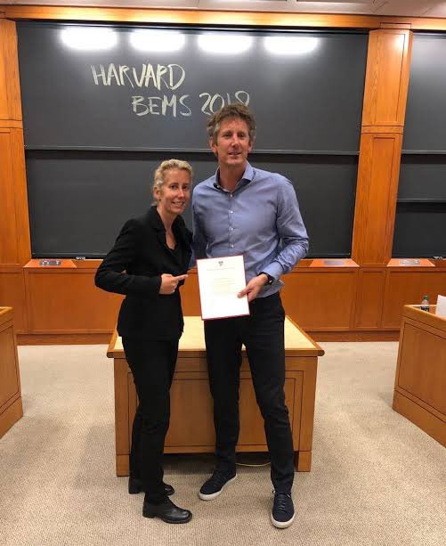 FandomID_'s tweet photo. Kaka bercerita bagaimana belajar di Harvard membuka perspektifnya yang baru tentang betapa luas dunia ilmu pengetahuan

“Ketika saya tiba di Harvard University, saya masuk ke kelas dengan keyakinan bahwa saya benar-benar memahami semua studi kasus. Saya membaca materi, menarik kesimpulan, dan merasa semuanya sudah jelas.

Namun ketika saya duduk di ruangan bersama lebih dari 80 orang dari berbagai bidang,  bisnis, media, hiburan, olahraga,  diskusi dimulai dan langsung berjalan ke arah yang sama sekali berbeda.

Dalam hati saya berpikir: ‘Saya tidak tahu apa-apa. Apa yang saya lihat hanyalah sebagian kecil dari semua ini.’

Saat itulah saya memahami sesuatu yang tidak pernah diberitahukan kepada atlet elit: kita hidup dalam sebuah “gelembung” di mana kita merasa bahwa memahami permainan berarti memahami kehidupan secara utuh.

Di Harvard, setiap orang membawa sudut pandang yang berbeda. Benturan perspektif itulah yang membuka pikiran saya.

Sekolah itu memaksa saya untuk mendengarkan, bertanya, dan menerima bahwa pengalaman saya tidak otomatis membuat saya menjadi ahli.

Saya belajar bahwa bakat bisa membawa Anda jauh, tetapi kerendahan hati secara intelektuallah yang membuat Anda terus berkembang.”

Kaka sendiri pernah belajar di Harvard ketika dia mengambil program The Business of Entertainment, Media, and Sports (BEMS) pada tahun 2018.

Mantan pesepakbola lain yang juga mengambil BEMS antara lain adalah Edwin van der Saar, Dani Alves, dan Nuri Sahin.