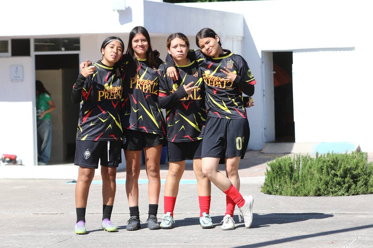 udg_oficial's tweet image. Nuestros estudiantes demostraron sus habilidades con el balón ⚽️ durante el torneo nacional de dominadas y cascaritas 🥅, 🇲🇽, organizado por el @imjuvemx.
Conoce cómo se vivió este #Tequios #MundialSocial en nuestra #RedUdeG. 📸
#JóvenesTransformandoMéxico #JaliscoEsUdeG