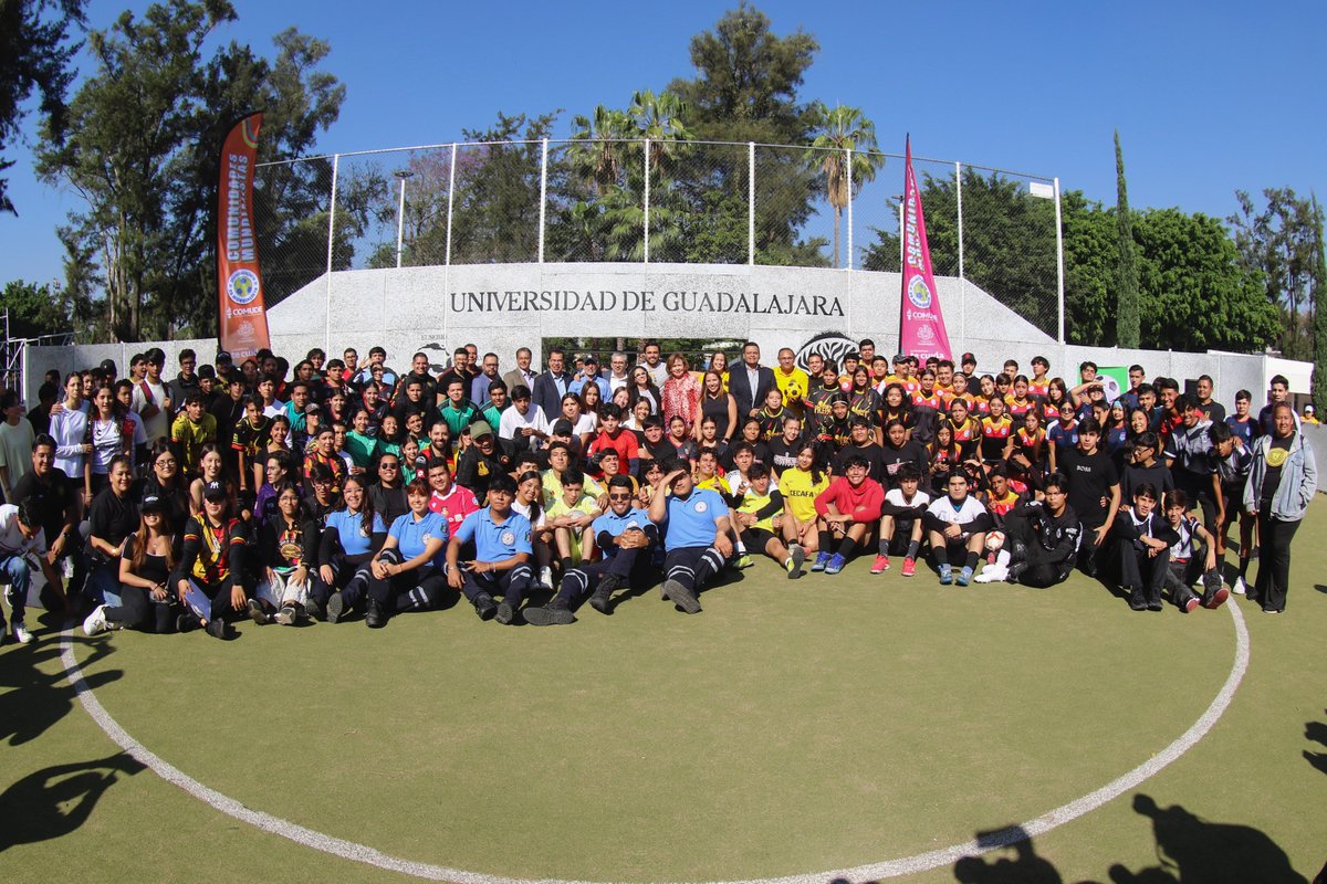 udg_oficial's tweet image. Nuestros estudiantes demostraron sus habilidades con el balón ⚽️ durante el torneo nacional de dominadas y cascaritas 🥅, 🇲🇽, organizado por el @imjuvemx.
Conoce cómo se vivió este #Tequios #MundialSocial en nuestra #RedUdeG. 📸
#JóvenesTransformandoMéxico #JaliscoEsUdeG
