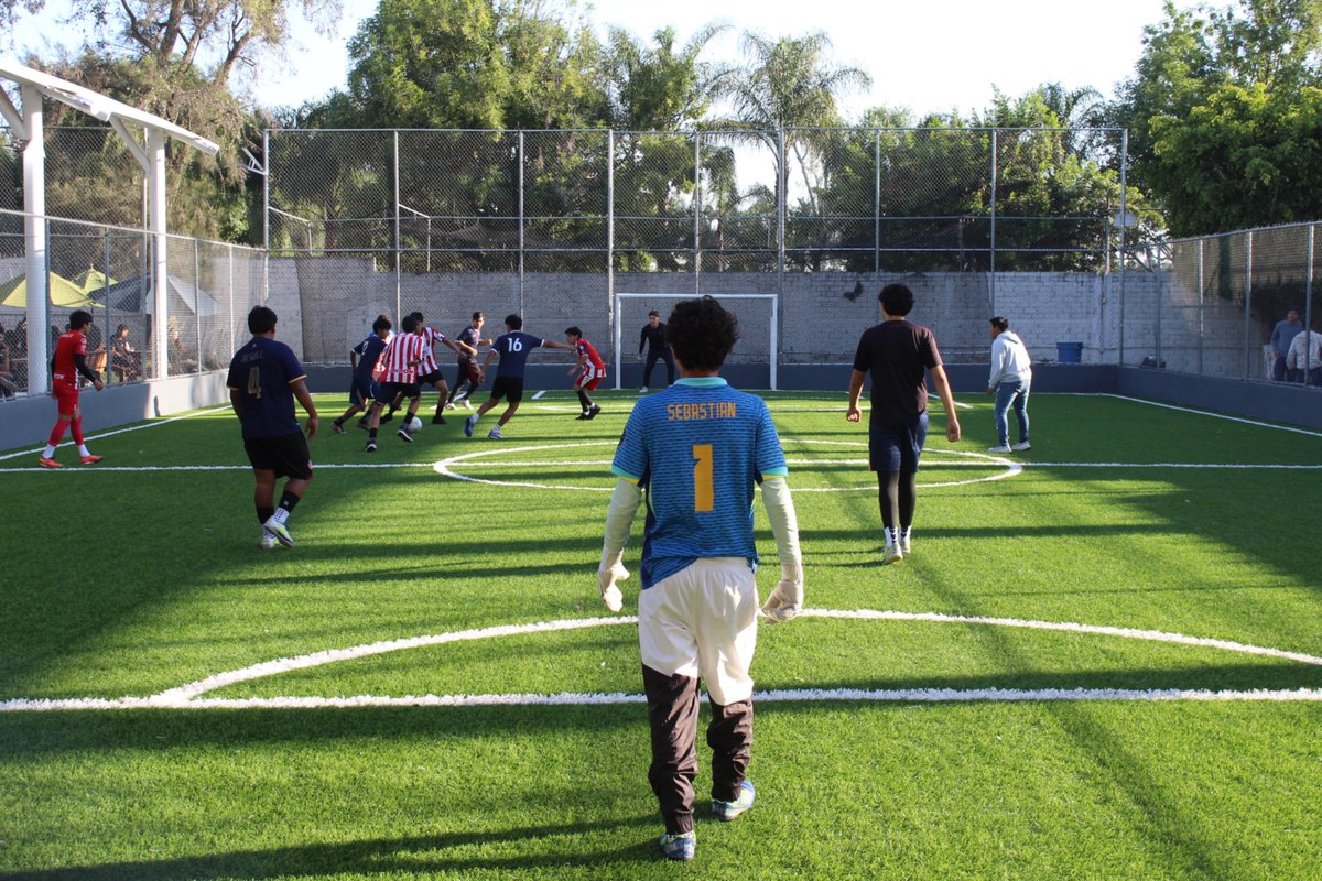 udg_oficial's tweet image. Nuestros estudiantes demostraron sus habilidades con el balón ⚽️ durante el torneo nacional de dominadas y cascaritas 🥅, 🇲🇽, organizado por el @imjuvemx.
Conoce cómo se vivió este #Tequios #MundialSocial en nuestra #RedUdeG. 📸
#JóvenesTransformandoMéxico #JaliscoEsUdeG