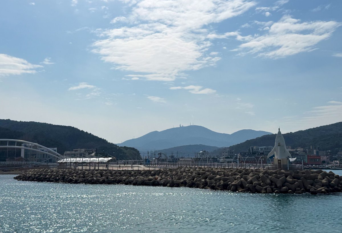 ️다들 좋은 아침☀️
오늘만 잘 버티고 즐거운 주말 맞이해봐요
반짝이는 윤슬 보면서 다들 기분 좋은 하루 시작하세요✨