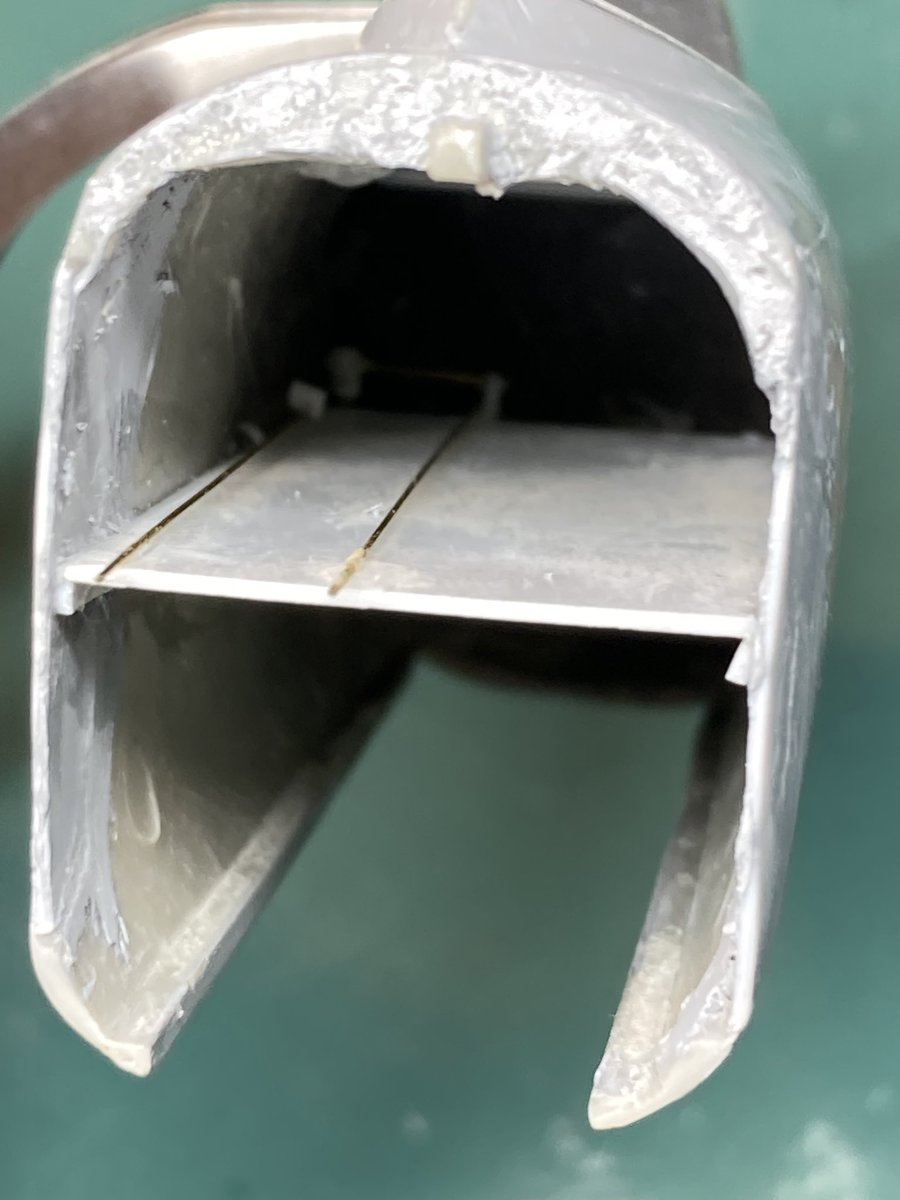 Hobby Craft 1/48 F7U-3スロットルから2本のエンジン左側を繋ぐワイヤーリンクルート確保