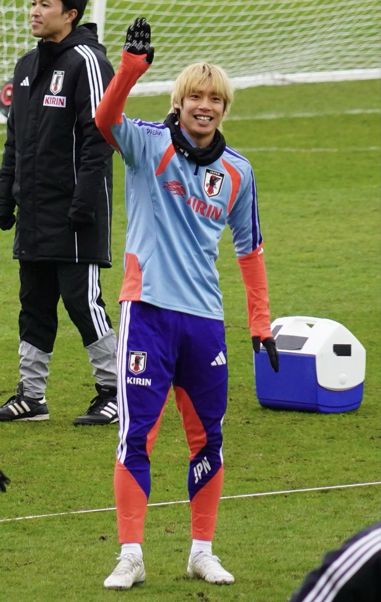 strops_nakkin's tweet photo. 伊東純也選手。手を挙げています。 https://t.co/yWA4RT9yXR