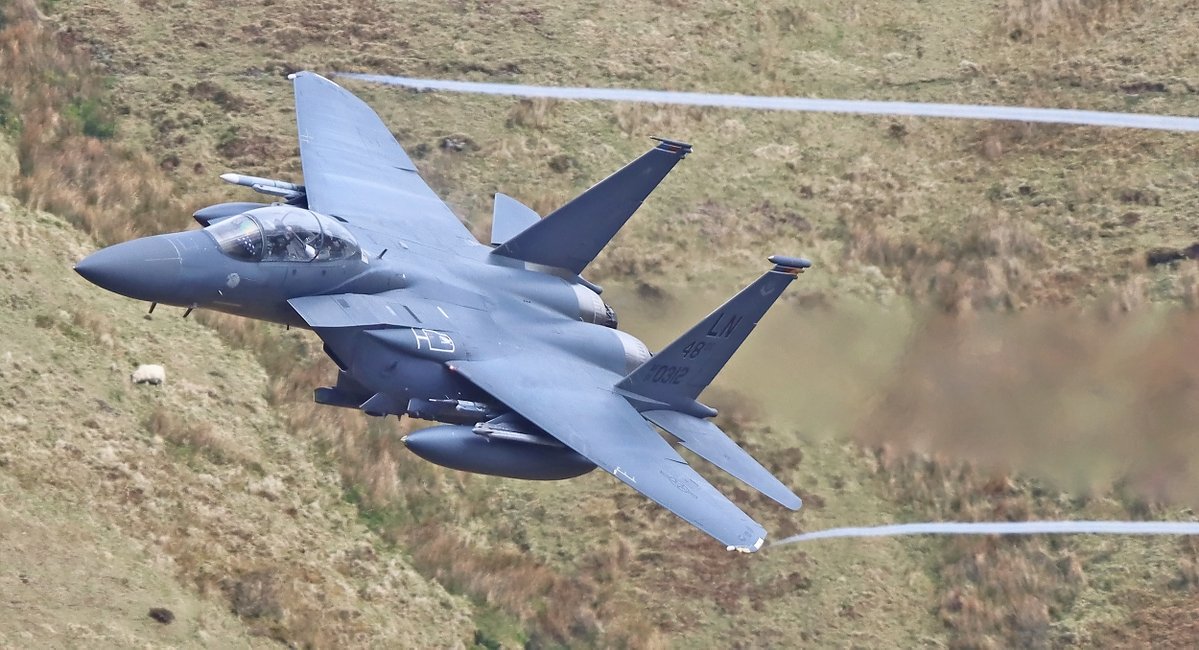 gwjphantom's tweet image. "Tricky" formation of 2 F15E Strike Eagles taking a sporty line through the Mach loop today , note the #StarsandStripes in the cockpit #USAF #USA