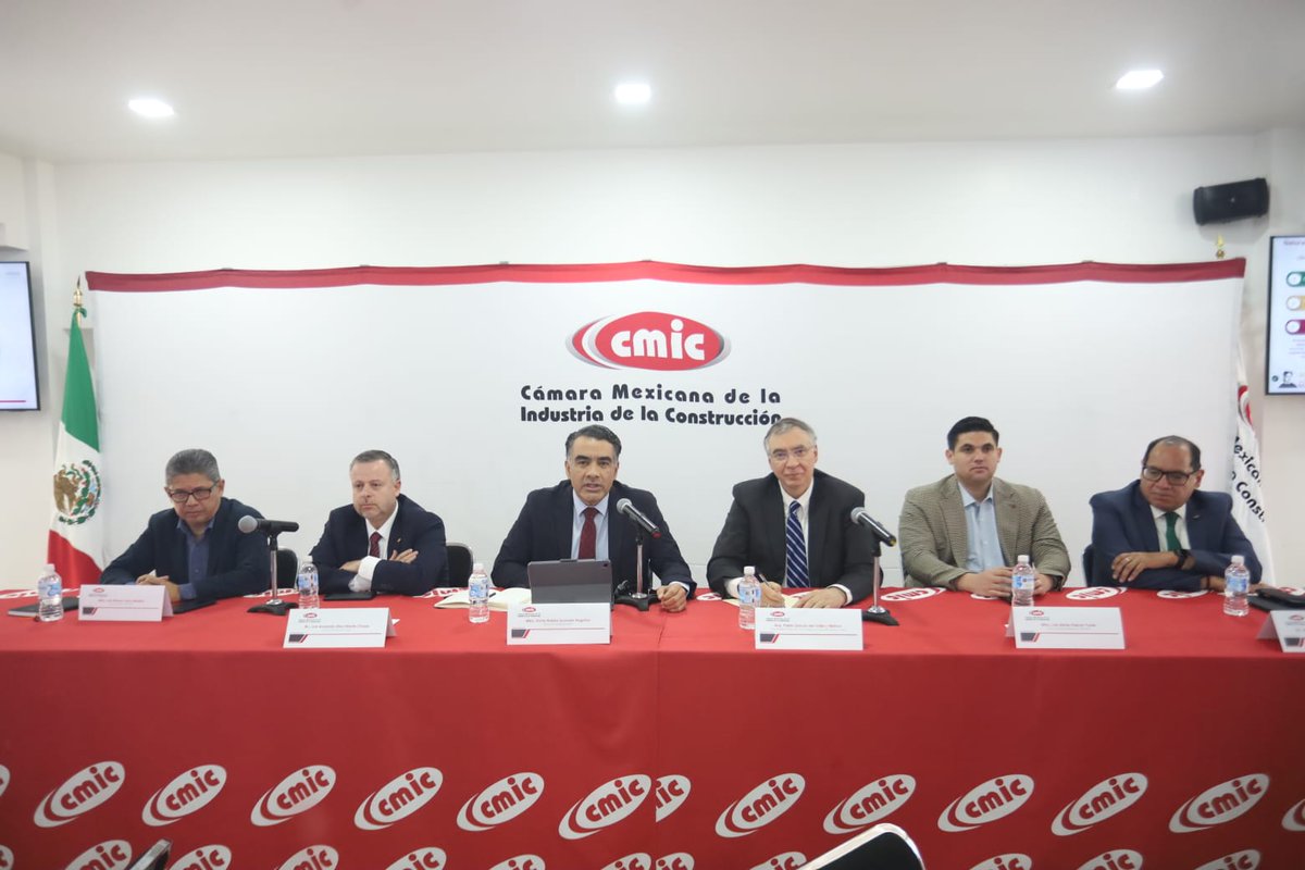 cmicnacional's tweet photo. La Jornada Nacional de la Construcción concluyó consolidando una sinergia estratégica entre el sector público y privado, impulsando acuerdos y una agenda con resultados en beneficio de las y los mexicanos. 🏗️🤝

Al frente de este espacio, nuestro Presidente Nacional, @lmendezjaled, junto al Ing. Juan Carlos Fuentes Orrala, Subsecretario de Infraestructura, SICT; el Mtro. Víctor Rubén Guzmán Dagnino, Director General del Instituto Nacional del Suelo Sustentable; la Mtra. Janet de Luna Jiménez, Coordinadora de los Polos de Desarrollo Económico para el Bienestar de la Secretaría de Economía; y el Dr. Alejandro Salafranca Vázquez, Titular de la Unidad de Trabajo Digno de la STPS.

Participaron integrantes de la Comisión Ejecutiva y presidentes delegacionales, fortaleciendo la representación de la industria en todo el país. 🇲🇽

@SICTmx 
@INSUS_Oficial 
@SEDATU_mx 
@STPS_mx