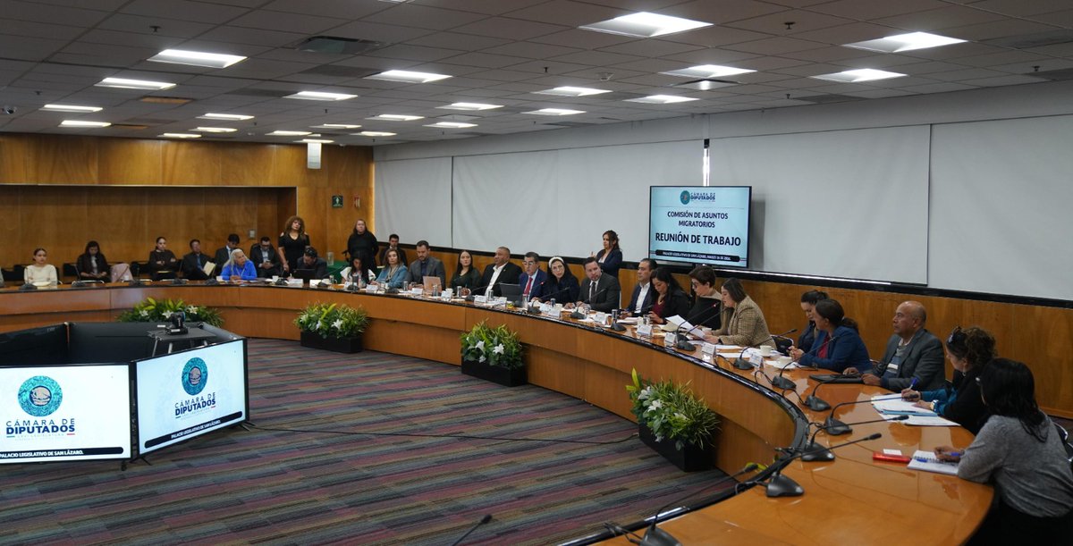 INAMI_mx's tweet photo. El comisionado @SergioSalomonC, acompañado por directivos del @INAMI_mx, asistió a la Reunión de Trabajo de la Comisión de Asuntos Migratorios en la @Mx_Diputados. 🏛️🤝

En su intervención, reiteró el llamado a sumar esfuerzos entre los diferentes sectores para construir un marco normativo que responda a los actuales retos y oportunidades del fenómeno migratorio en México, bajo la visión humanista que impulsa la presidenta @Claudiashein. 

“La migración o el Instituto Nacional de Migración no solamente tiene que ver con un tema de control migratorio, es un área transversal en más de 16 secretarías y dependencias. Somos el primer rostro que ve cualquier extranjero cuando llega al país. Atendemos aeropuertos, puertos, fronteras norte, frontera sur, y estamos en cada una de las entidades federativas. Necesitamos generar una nueva visión”.

Por último, el comisionado Céspedes Peregrina reconoció y agradeció el trabajo coordinado con el Poder Legislativo a favor de la política migratoria. 

#MovilidadHumana 🌎🚶🏻‍♀️🚶🏻
