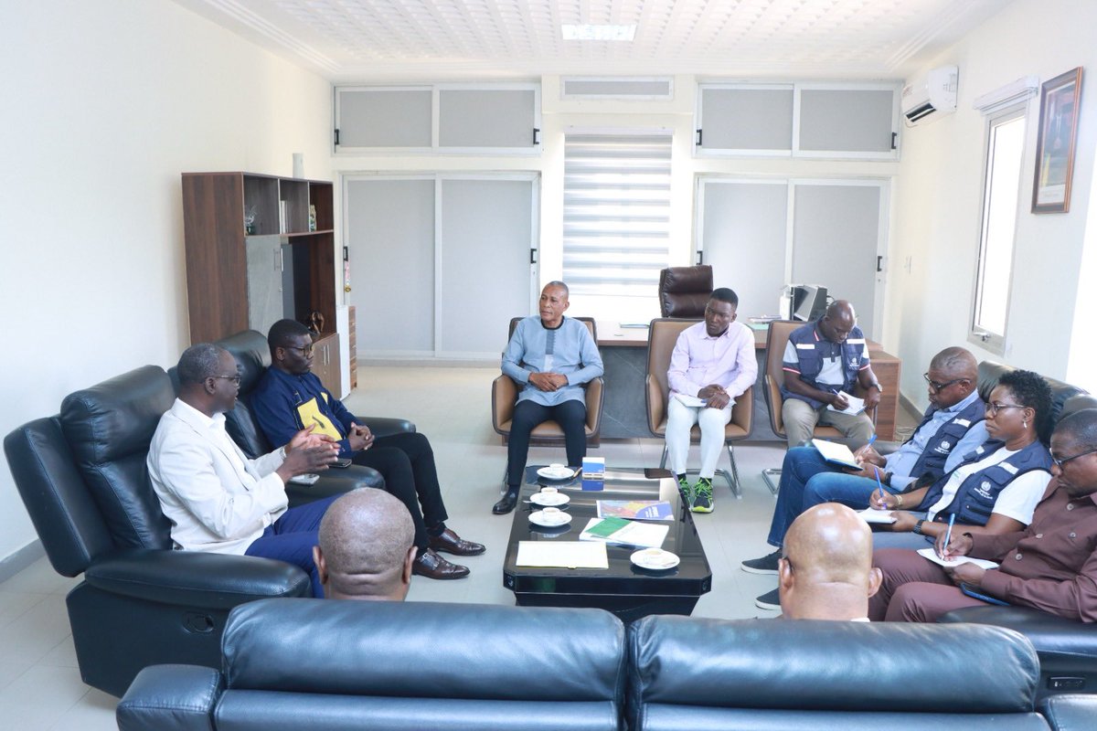 Après des échanges inspirants avec le Gouverneur KARA, j’ai été émerveillé par l’engagement des vénérés Chefs Traditionnels et équipes de CHP/BASSARE, CMS/KABOU.
Le repositionnement #OMS bien accueilli pour stimuler les initiatives et renforcer l’impact  sur <a href="/sante/">shoox.</a> population.