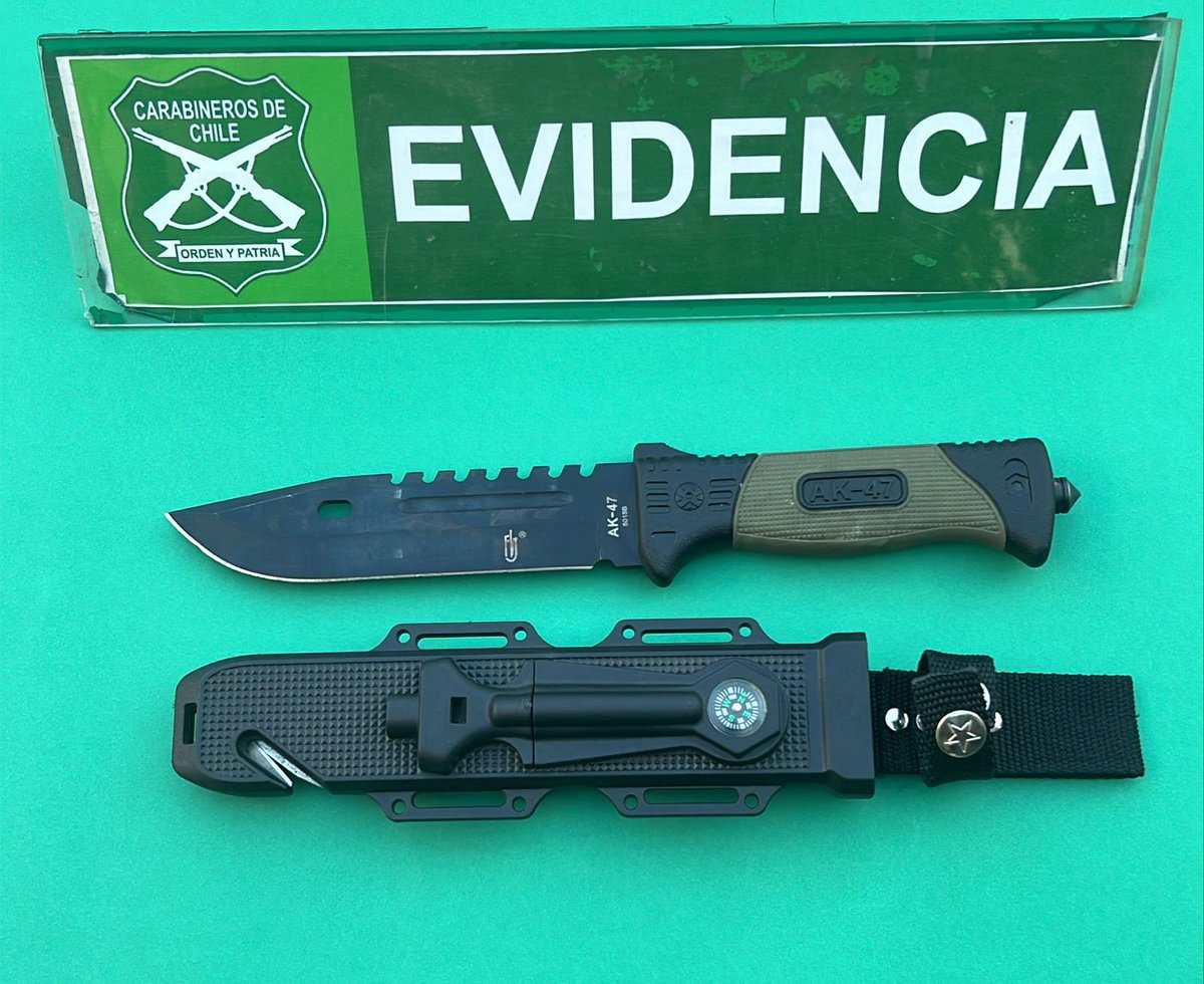CarabPrCentral's tweet photo. 👮‍♂️🚔 #CarabinerosDeChile | #3raComisaríaSantiago

En Av. Libertador B. O’Higgins con Almirante Barroso, tras denuncia de riña con arma blanca, se detuvo a un individuo que intentaba huir, incautando un cuchillo 🔪.

#Santiago
#ControlPreventivo
#CarabinerosDeTodos 🇨🇱🚔 https://t.co/WtU1hqNVo1
