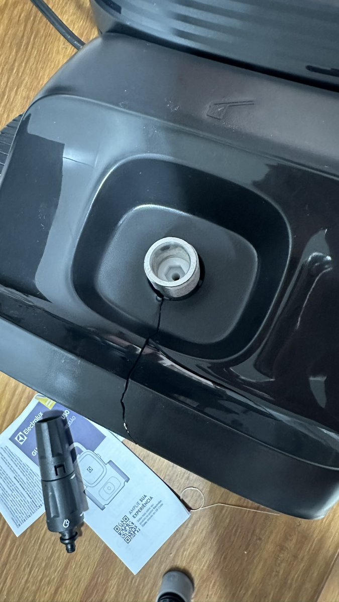 marcositaperuna's tweet photo. Obrigado @havanoficial 
Comprei na loja física de Juiz de Fora. Cheguei em casa 220km de distância e estava tudo quebrado. 
Liguei e falaram: venha aqui trocar! 
Só isso. 
Parabéns! https://t.co/q91lyVnn4v