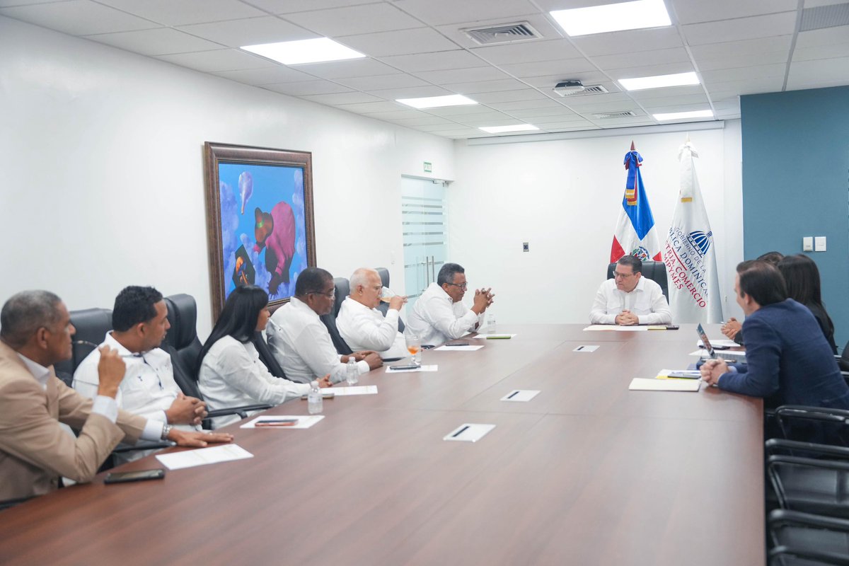 SanzLovaton's tweet photo. Sostuvimos un encuentro con la Unión de Medianos y Pequeños Industriales de la Harina (UMPIH) y su Junta Directiva Nacional, para seguir articulando soluciones que protejan el bolsillo de las familias dominicanas.

Estamos en un momento retador, vamos a seguir trabajando para asegurar la producción, garantizar el abastecimiento y evitar presiones sobre los precios de la canasta básica.

@MIC_RD 🇩🇴