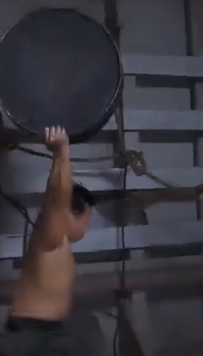 Loopstok's tweet photo. @mikesensational Pero mira a Bolo Yeung tirando squat snatch como los grandes https://t.co/uz3Eb5yTPA