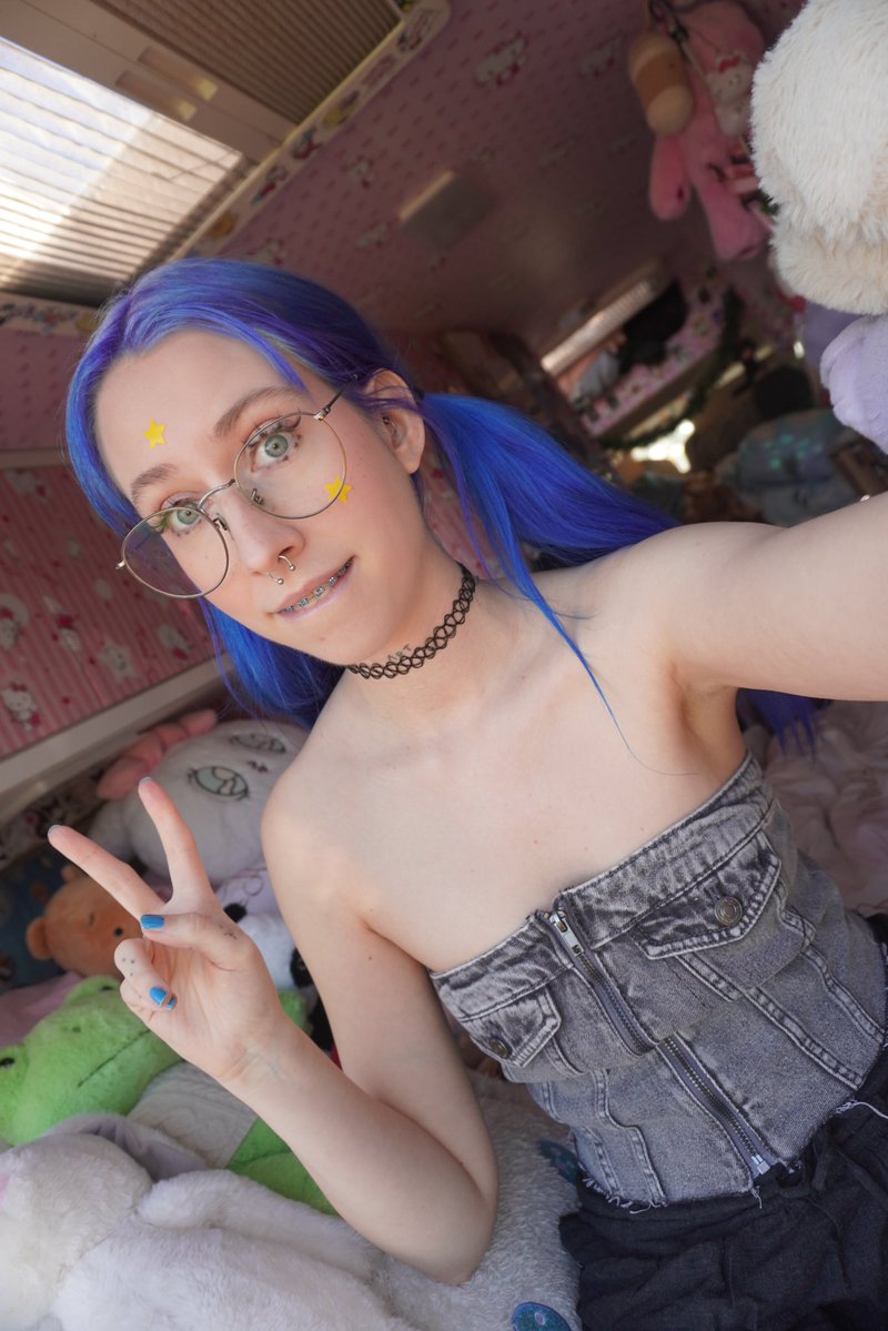 Riley Bluebell 💜 tweet media