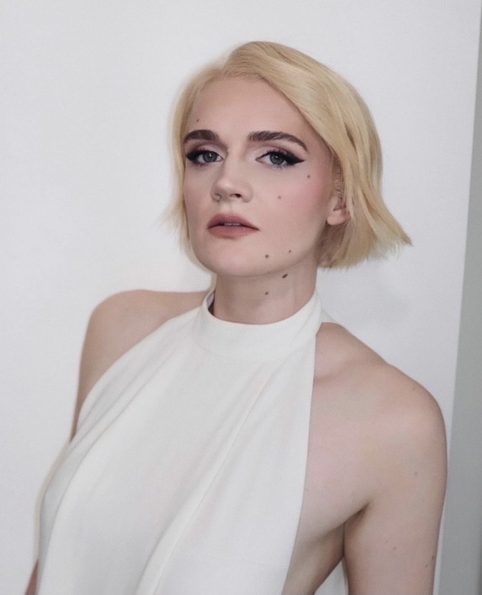 gayle rankin thinker 💭 tweet media