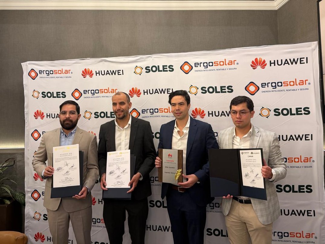 EnergiaPuebla's tweet photo. Nuestro titular, @RodoCam91, participó en la firma de convenio entre las empresas #Huawei y #ErgoSolar, un acto que fortalece la colaboración entre el sector tecnológico y el sector energético en nuestro estado.

Este tipo de alianzas estratégicas reflejan la confianza en Puebla como un destino clave para la inversión, la innovación y el desarrollo sostenible, a fin de consolidar un modelo energético más limpio, eficiente y justo. 🤝⚡

Con la visión de #PensarEnGrande, desde el @Gob_Puebla impulsamos la atracción de proyectos que fortalezcan la infraestructura energética, promuevan el uso de energías limpias y generen bienestar para las y los poblanos.