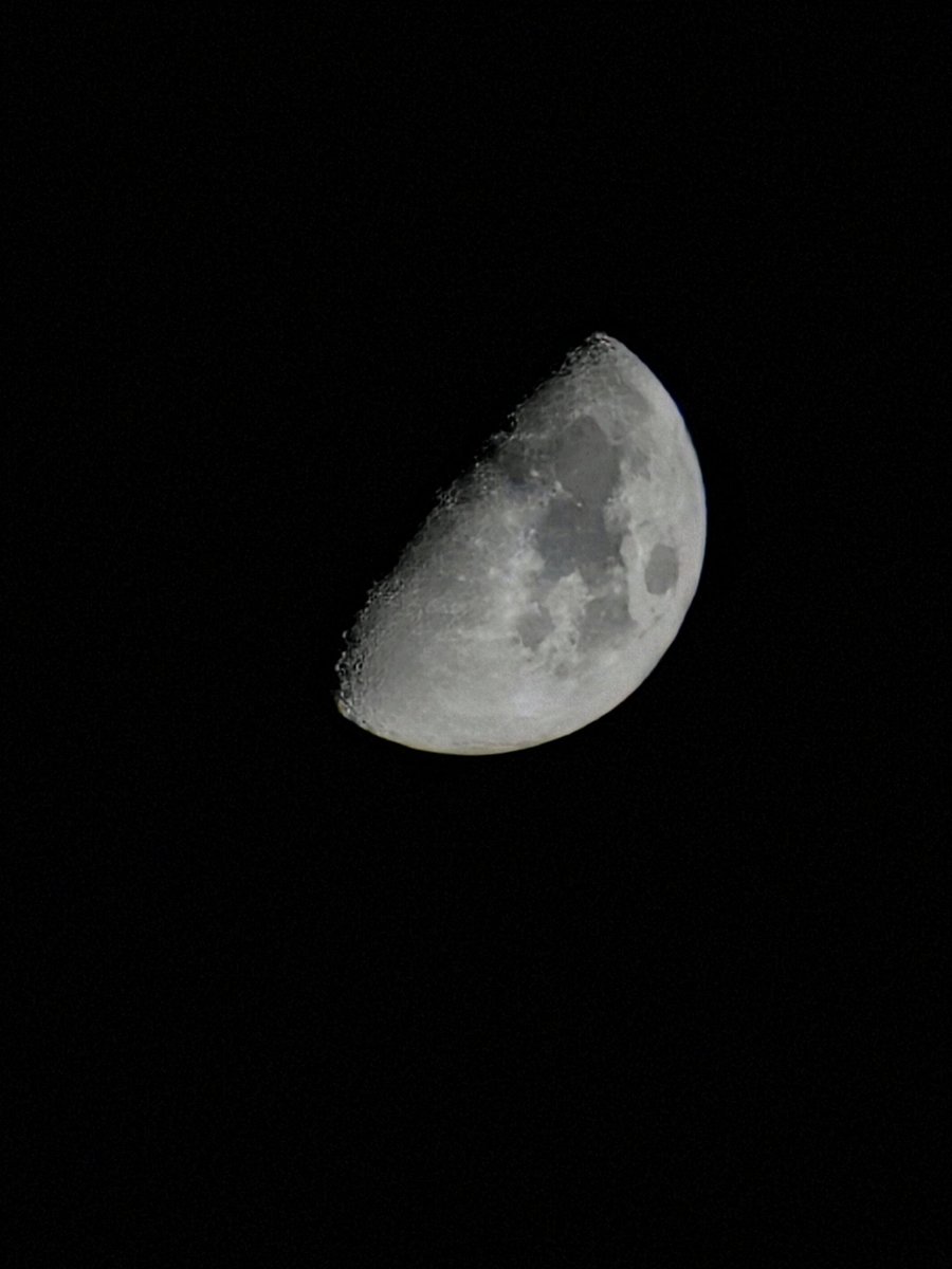 Nomvd__'s tweet photo. The moon tonight.

New phone camera slaps https://t.co/yxNrWVAhO4