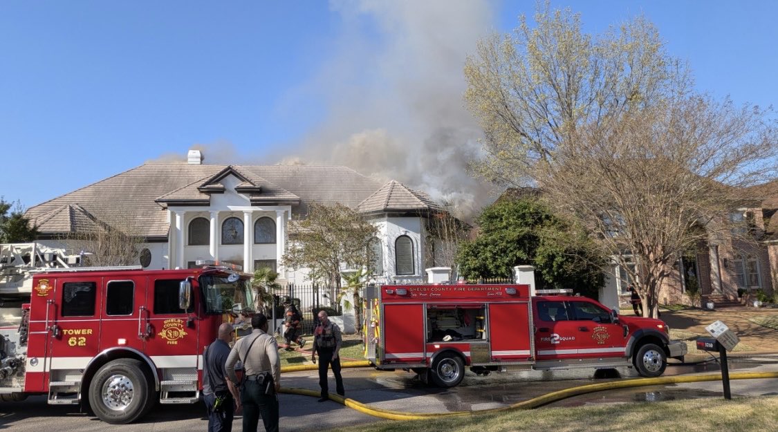 MemphoNewsLady's tweet image. #BREAKING: a luxury home out at Southwind is on fire. Home is on Classic Drive - backs up to the 16th green of the golf course.

Shelby County Fire handling the call. It’s been burning for an hour now. #Memphis