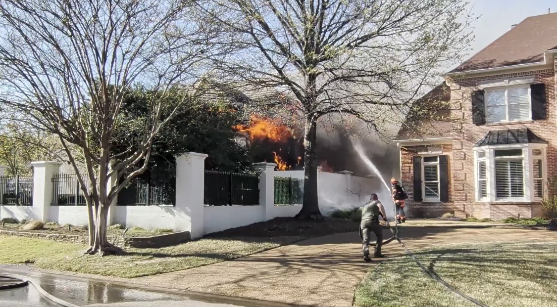 MemphoNewsLady's tweet image. #BREAKING: a luxury home out at Southwind is on fire. Home is on Classic Drive - backs up to the 16th green of the golf course.

Shelby County Fire handling the call. It’s been burning for an hour now. #Memphis