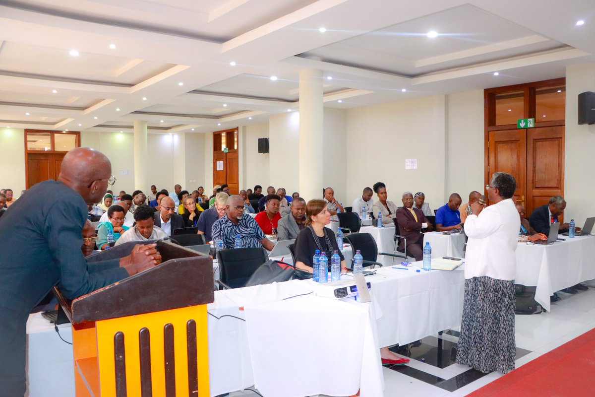 msp_burundi's tweet image. #Burundi : tenue d’un #dialogue pays pour la préparation de la demande de financement #GC8
Le Ministre Dr @Lydwinebara/du @msp_burundi, également Président de l’Instance de Coordination Nationale (#ICN) des subventions du #Fonds mondial de lutte contre le #VIH/Sida, la