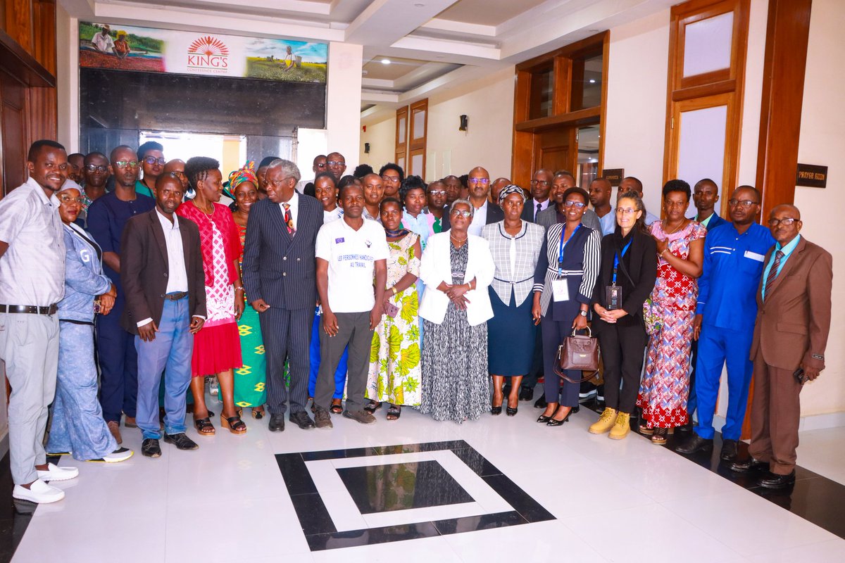 msp_burundi's tweet image. #Burundi : tenue d’un #dialogue pays pour la préparation de la demande de financement #GC8
Le Ministre Dr @Lydwinebara/du @msp_burundi, également Président de l’Instance de Coordination Nationale (#ICN) des subventions du #Fonds mondial de lutte contre le #VIH/Sida, la