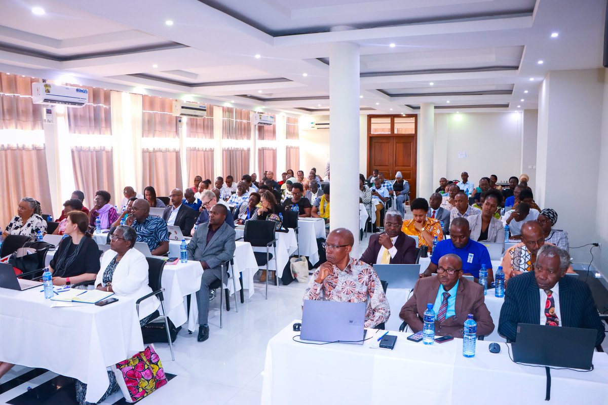 msp_burundi's tweet image. #Burundi : tenue d’un #dialogue pays pour la préparation de la demande de financement #GC8
Le Ministre Dr @Lydwinebara/du @msp_burundi, également Président de l’Instance de Coordination Nationale (#ICN) des subventions du #Fonds mondial de lutte contre le #VIH/Sida, la