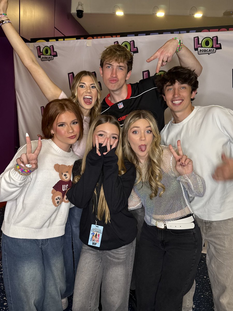 Shellhiggins147's tweet photo. Quite honestly no clue who they are, but Georgia met them 👏 #lolpodcast #lolpodcasttour #manchester #lyrictheatrelowry #thelowry @The_Lowry https://t.co/xagVw89AHC