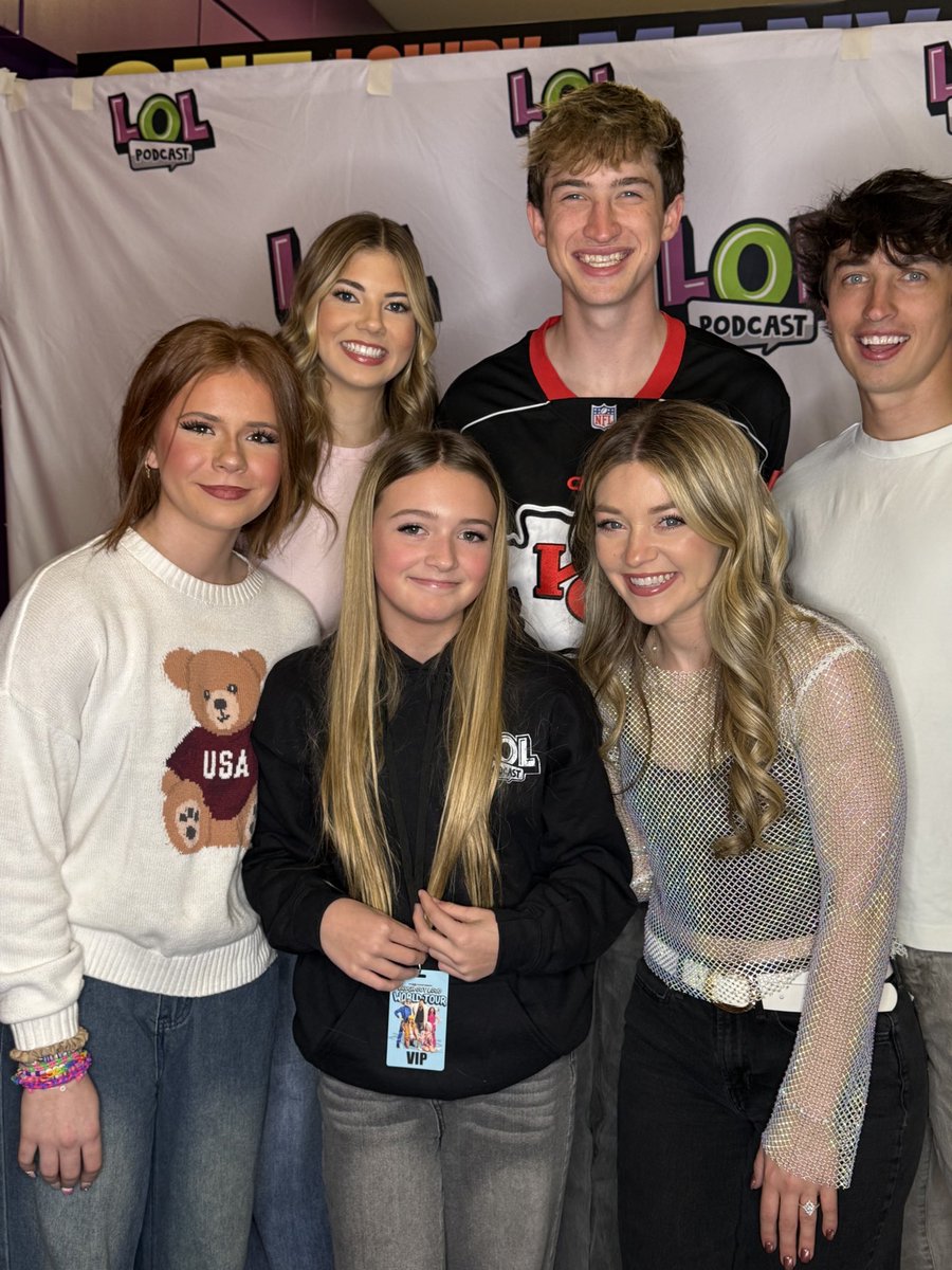 Shellhiggins147's tweet photo. Quite honestly no clue who they are, but Georgia met them 👏 #lolpodcast #lolpodcasttour #manchester #lyrictheatrelowry #thelowry @The_Lowry https://t.co/xagVw89AHC
