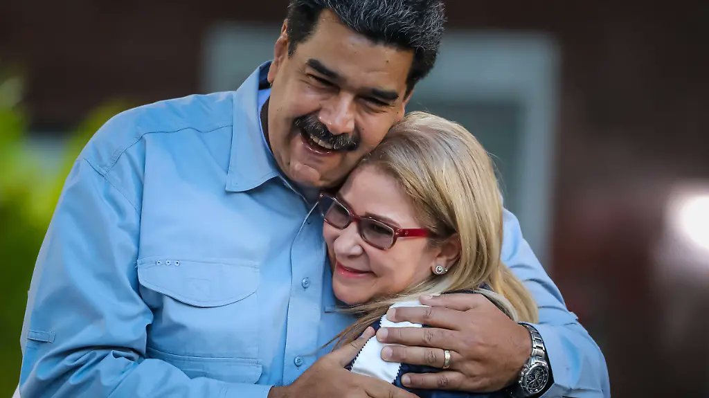 katycriveram's tweet photo. La mayor defensa es la voz de un pueblo que pide la liberación de nuestros líderes #VenezuelaConMaduroYCilia #Viral #mundo https://t.co/Hl9La8tUFf