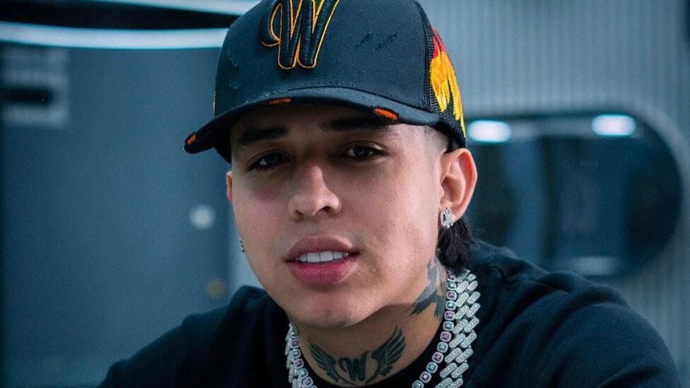 ayatollah flexamení tweet media