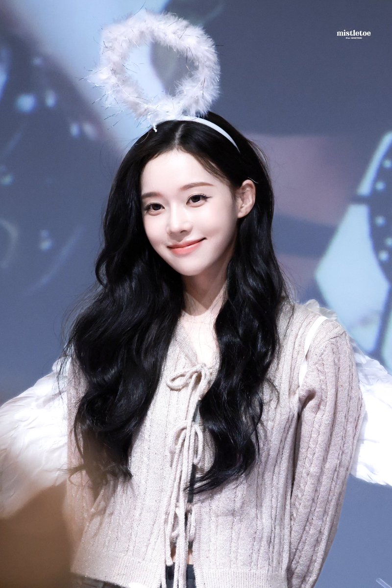 mistletoe_01 tweet media