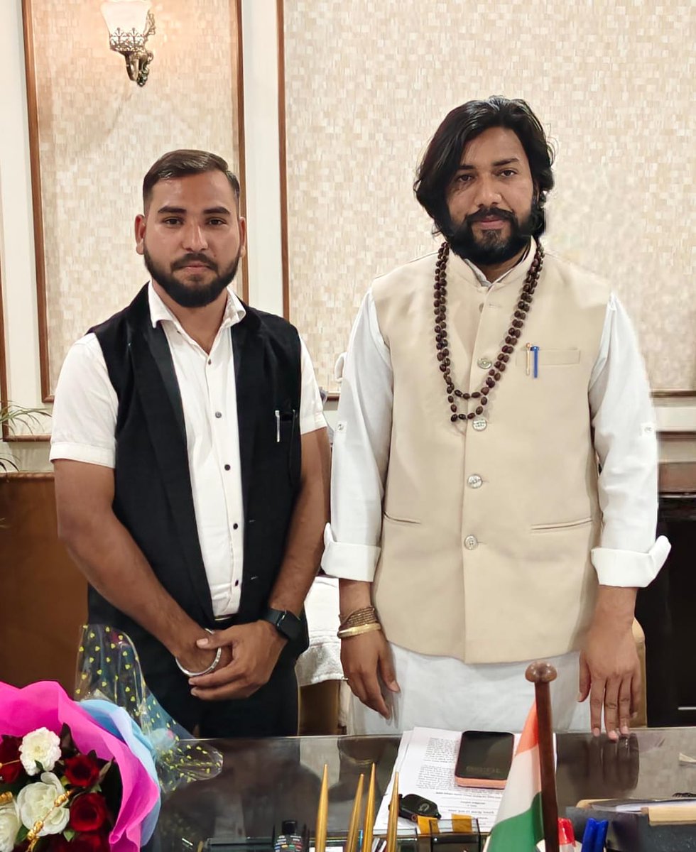 सतनामी समाज के आन बान शान धर्मगुरु युवराजगुरु गुरु खुशवंत साहेब जी (कैबिनेट मंत्री छत्तीसगढ़ शासन) जी को जन्म दिन कि हार्दिक बधाई शुभकामनाएं 💐 💐 💐 💐
<a href="/Khushwantguru/">Guru Khushwant Saheb</a>