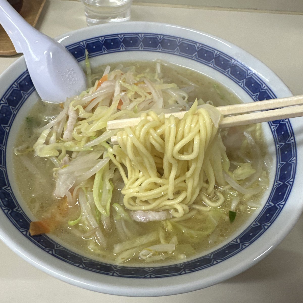 お昼はタンメン。
今日は何にしようかな？たまにはタンメンにするか。
後から考えると見えない力に導かれた気がする。はっ、コレがフォースの力か！
暗黒麺に落ちないようにしないと。