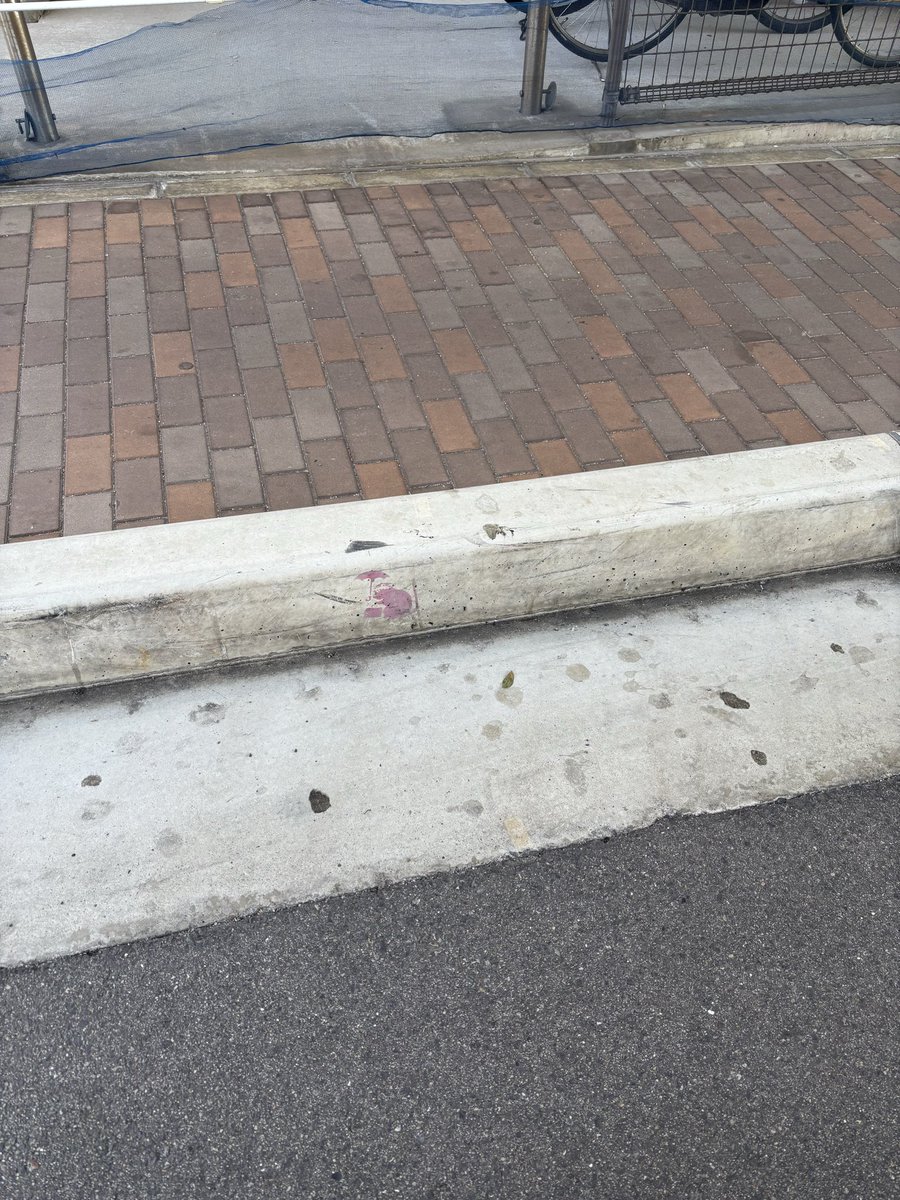 circletrans's tweet photo. 近所にバンクシーのものとされる落書きがあると聞いたので行ってみたらまだ残ってた。10年前くらい？からあるらしい。ロマンあるな。 https://t.co/9jHRVxNoyf