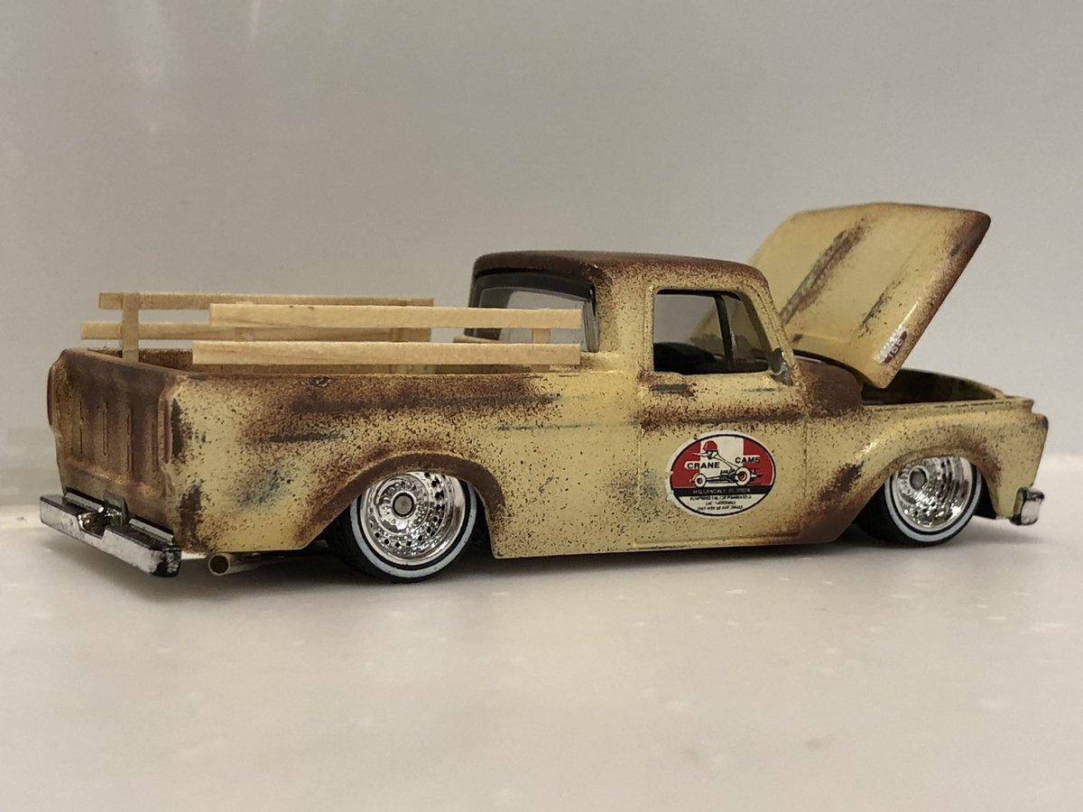 yuyathe4ng's tweet photo. 過去作です
Matchbox Ford F100 patina modified
そのままだとボンネットの開きが不十分なのでまずボンネットの開き方から改良しました。その後427SOHCを載せベッドを作り込み、パティーナに仕上げました。
#マッチボックス https://t.co/EbVXCd582m