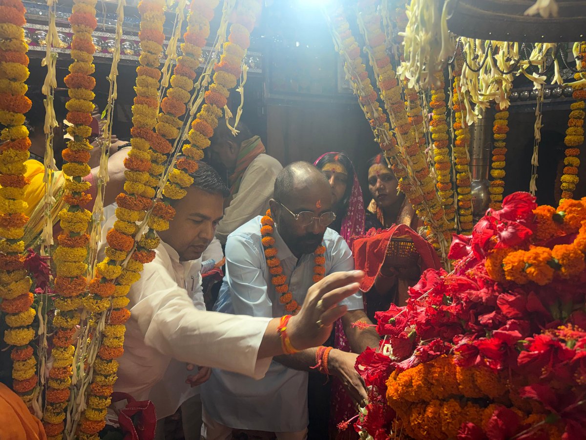 drsanjaymayukh's tweet photo. भए प्रगट कृपाला परम दयाला कौसल्या हितकारी।
हरषित महतारी मुनि मनहारी अदभुत रूप बिचारी॥

रामनवमी के पावन अवसर पर आज आमी स्थित अंबिका भवानी मंदिर में दर्शन-पूजन का पुनीत सौभाग्य मिला।

सभी देशवासियों को रामनवमी पर हार्दिक शुभकामनाएं।

जय जय श्री राम🚩🙏 https://t.co/254qwPoTn5