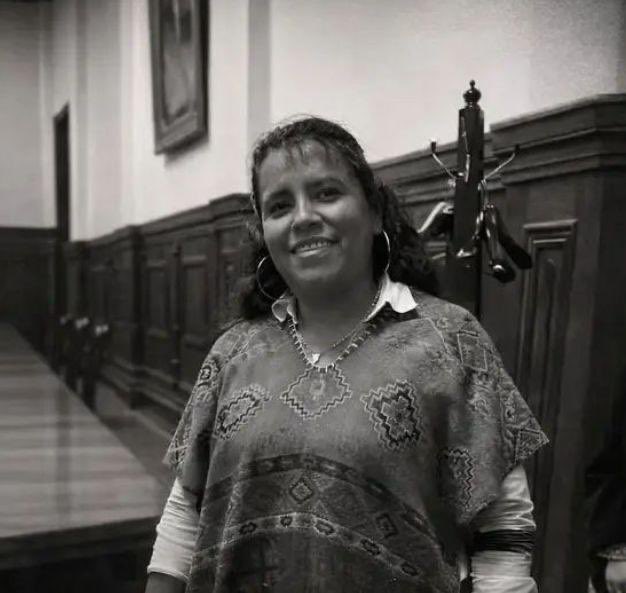 Art6to's tweet photo. 🔴 Pierde la vida Sandra Rosa Camacho tras agresión en Temoac

La tarde de este jueves 26 de marzo, Sandra Rosa Camacho Flores, reconocida activista y luchadora social, perdió la vida tras un ataque armado en el municipio de Temoac.

Los hechos se registraron alrededor de las 14:30 horas sobre la calle Terán, en el barrio de San Juan, donde, de acuerdo con los primeros reportes policiales, sujetos desconocidos arribaron a bordo de un automóvil compacto color gris.

Las personas ingresaron al inmueble por la fuerza y realizaron detonaciones de manera directa contra la víctima, para posteriormente huir.

Al lugar acudieron elementos de seguridad y paramédicos, quienes confirmaron el fallecimiento de la activista.