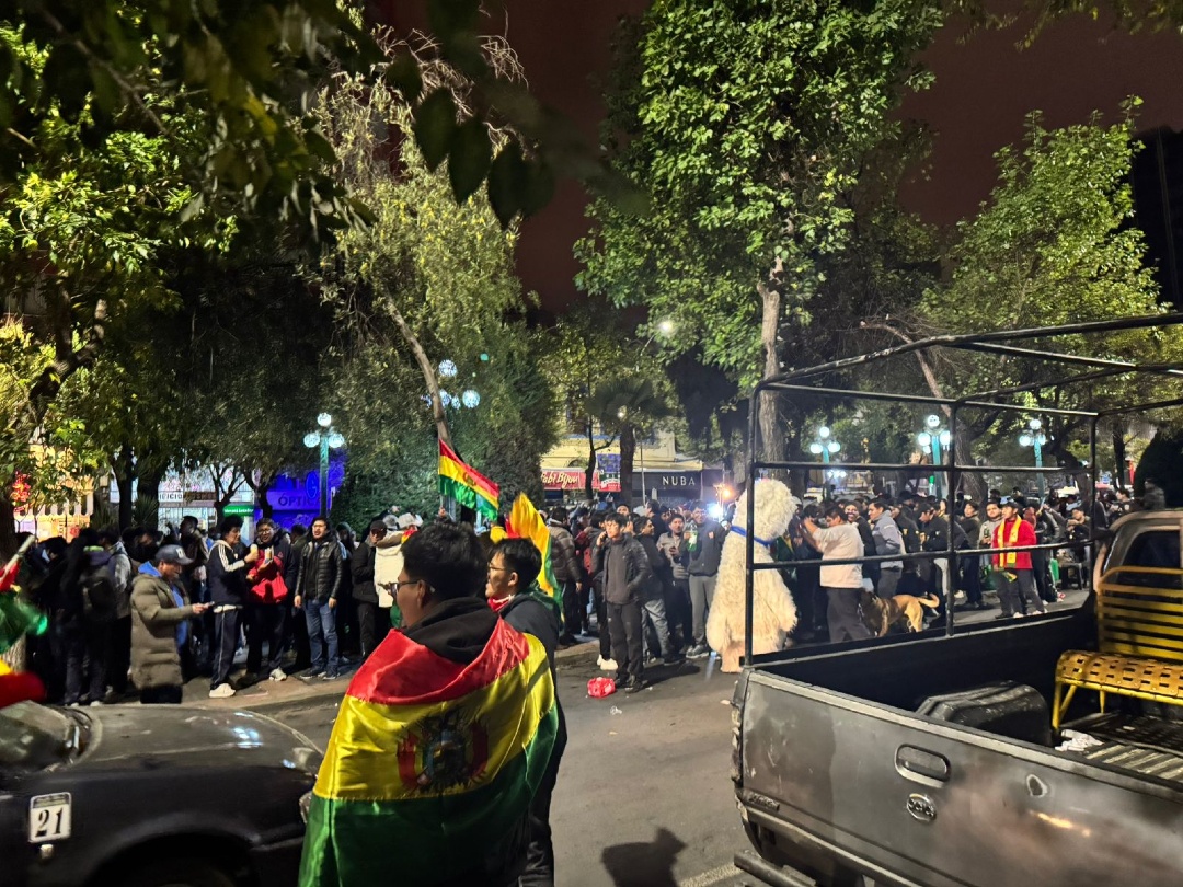 LaRazon_Bolivia's tweet image. Muchos aficionados en La Paz celebraron —en el centro y por San Miguel— hasta las primeras horas de este viernes el triunfo de @laverde_fbf ante Surinam. Este martes 31 jugará con Irak por un cupo al Mundial.
#LaVerde #FBF #PresidentePaz 
@LaRazon_Bolivia