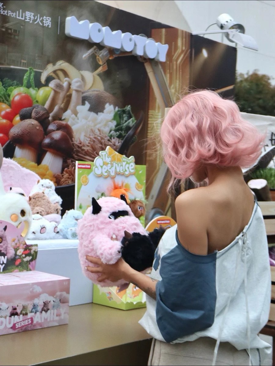 CarolineHe21061's tweet image. Always by your side, even when you don't notice. ✨ The DUNDUN FAMILY is here to turn every ordinary day into a cozy adventure.🩷🫰  #momotoy #blindbox #plushies #trendytoys