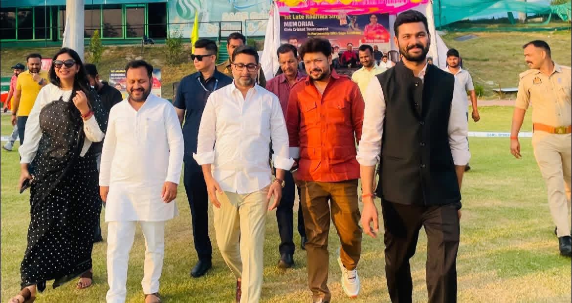 bjpharshvardhan's tweet photo. राधिका मेमोरियल फाउंडेशन द्वारा आयोजित महिला क्रिकेट प्रतियोगिता का उत्साह दूसरे दिन, 24 मार्च 2026 को, और अधिक ऊर्जा व जोश के साथ देखने को मिला। दूसरे दिन उत्तर प्रदेश सरकार के राज्यमंत्री दानिश आजाद अंसारी जी, भाजपा अवध क्षेत्र के क्षेत्रीय उपाध्यक्ष राहुल राज रस्तोगी जी, क्षेत्रीय उपाध्यक्ष श्वेता सिंह जी तथा लखनऊ विश्वविद्यालय के पूर्व छात्रसंघ अध्यक्ष अभिषेक सिंह आशू जी की गरिमामयी उपस्थिति ने खिलाड़ियों का उत्साह बढ़ाया। 
मैदान पर खेले गए मुकाबलों में कानपुर ने सहारनपुर को पराजित कर जीत दर्ज की, वहीं प्रयागराज ने गोरखपुर के विरुद्ध शानदार प्रदर्शन करते हुए विजय प्राप्त की।