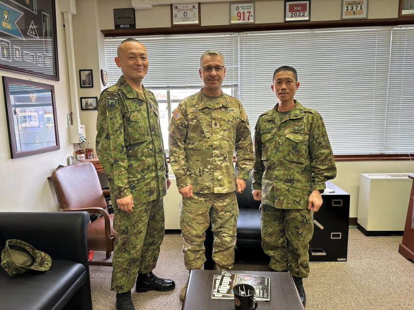 つなぐ、日米の絆🇯🇵🇺🇸】 座間駐屯地最先任上級曹長の交代にあたり