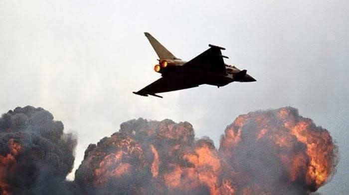 سعودی عرب میں امریکی اڈوں سے جہاز اڑ کر ایران پر بمباری کر دیتے ہیں لیکن جب جواب میں ایران حملہ کرتا ہے تو عربی لوگ مذہب درمیان میں لے آتے ہیں۔
اس سے مجھے میرے بچپن کا ایک دوست ساقا کنجر یاد آ جاتا ہے جو خود دوسروں کے بیگ، پینسلز، کتابیں اٹھا اٹھا کر پھینکتا رہتا لیکن جب کوئی اس