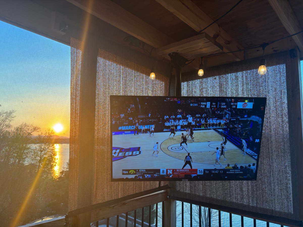 LarsAnderson71's tweet photo. Now, for the first time, I know what heaven looks like. ⁦@HuskerMBB⁩ #gbr https://t.co/DlxzffBHLR