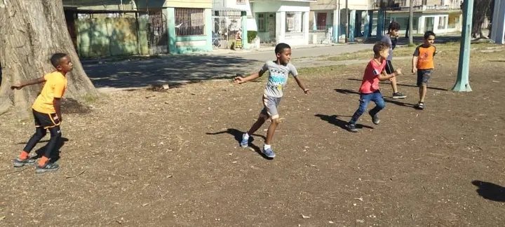 CDR_Cerro's tweet photo. Actividades Recreativas en la zona 74 Consejo Popular Palatino.
#ElCerroTienelaLlave
#CubaSoberana
#CDRCerro
#CDRHabana
#CDRCuba https://t.co/wjv7omRtLB
