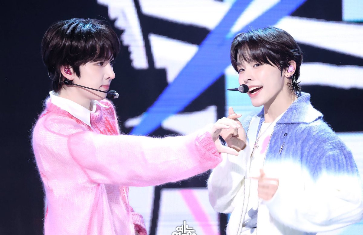 riri..𖧧 tweet media