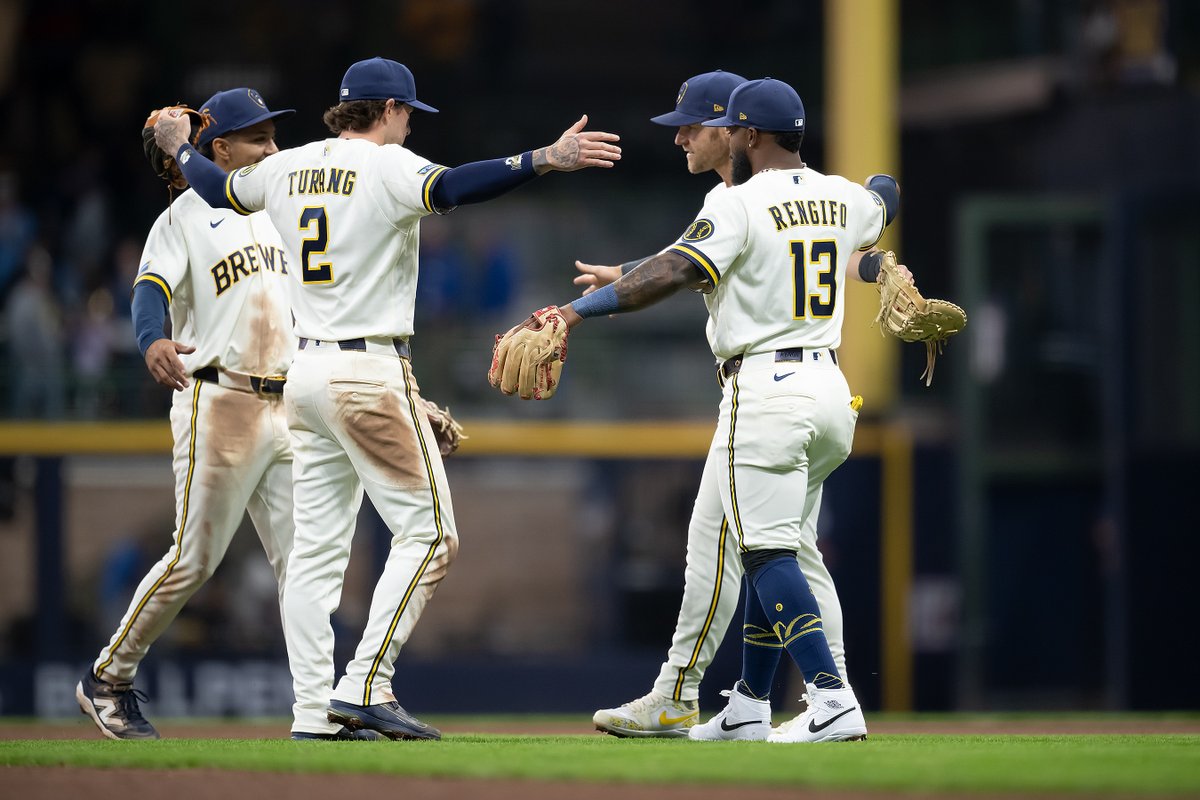 Brewers's tweet photo. An absolutely electric #OpeningDay https://t.co/gSYxewgX6e