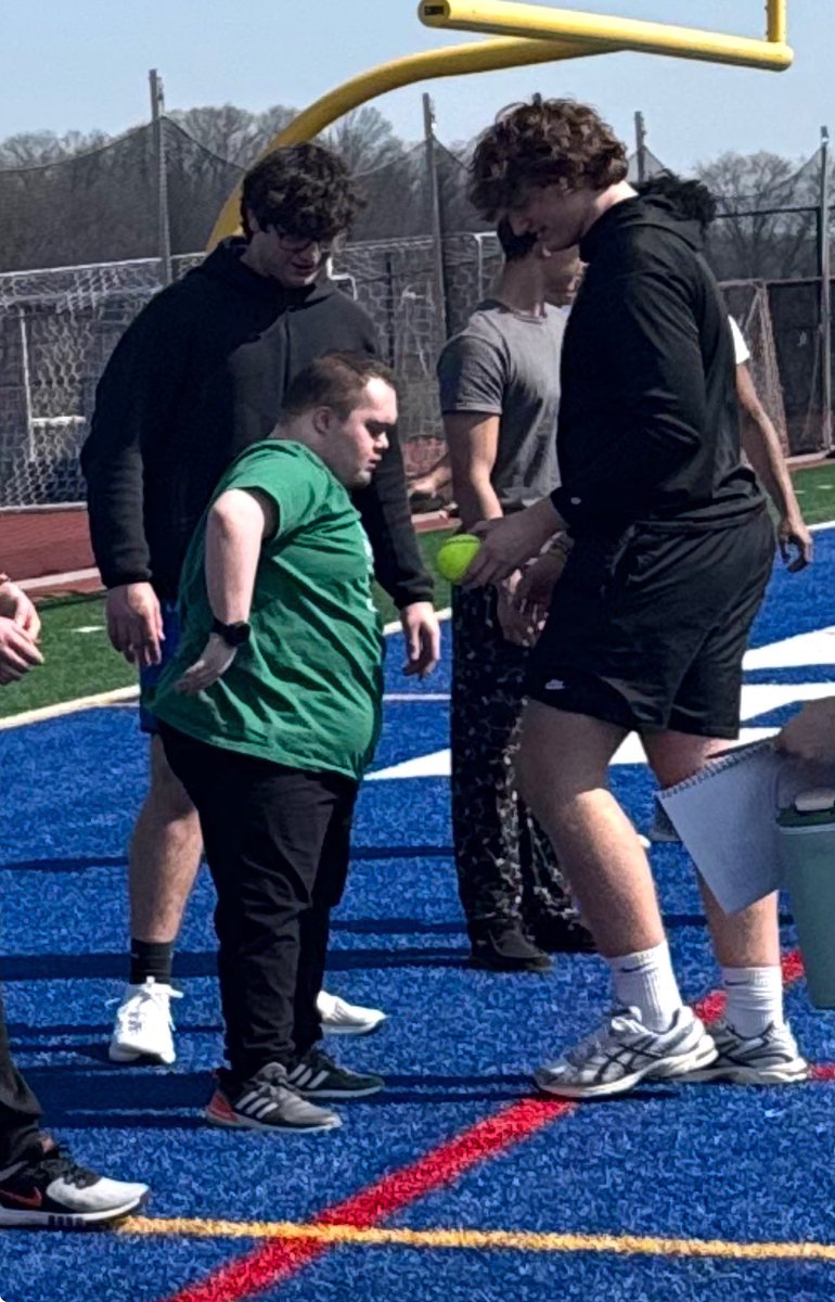 ExeterTwpFB's tweet photo. Thank you to the @EXeterTWPFB players who helped out today at Exeter Unified Track! #EXeterBuilt #EXeterElite #EXample https://t.co/d9wQxr7hV5