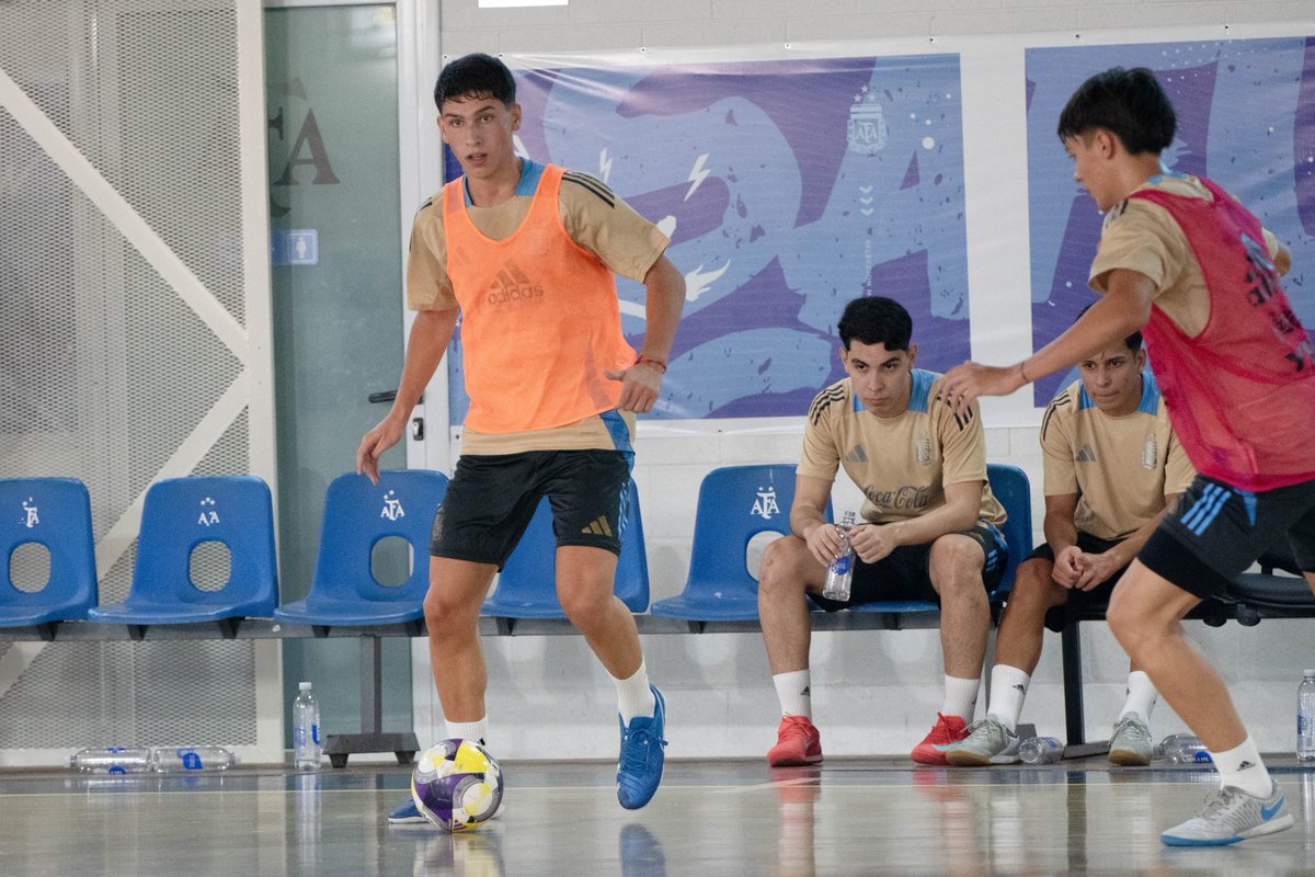 Argentina's tweet photo. #Futsal La Selección dirigida por Santiago Basile continúa con su preparación para los 🏆 IV Juegos Suramericanos de la Juventud.
Se realizarán en abril en Panamá y allí enfrentará a la Selección local, Paraguay y Brasil.
📰 https://t.co/goPA4riZ4J
#EquipoARG 🇦🇷 https://t.co/Wkrvc1bjke