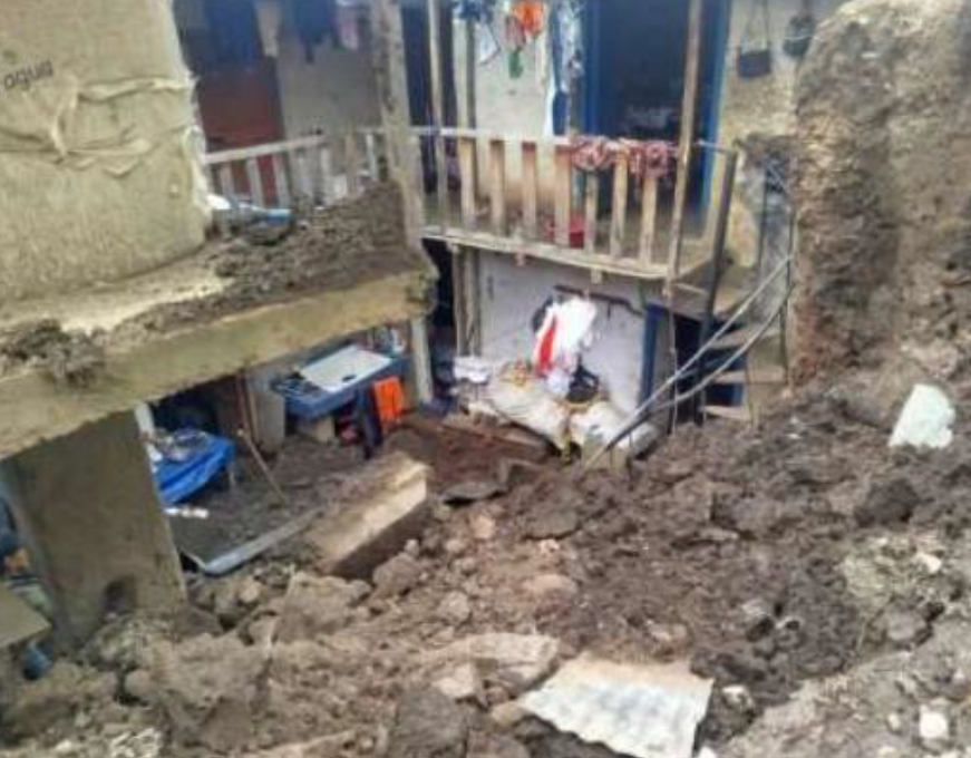 COENPeru's tweet photo. 📢 Huánuco: el 25/3, tras lluvias intensas, ocurrió un #Deslizamiento en el distrito de #Obas, provincia Yarowilca, que causó daños a viviendas y carretera. @ProviasNac_Peru realiza trabajos de limpieza y rehabilitación en la vía, con apoyo de maquinaria pesada (retroexcavadora). (1/2)