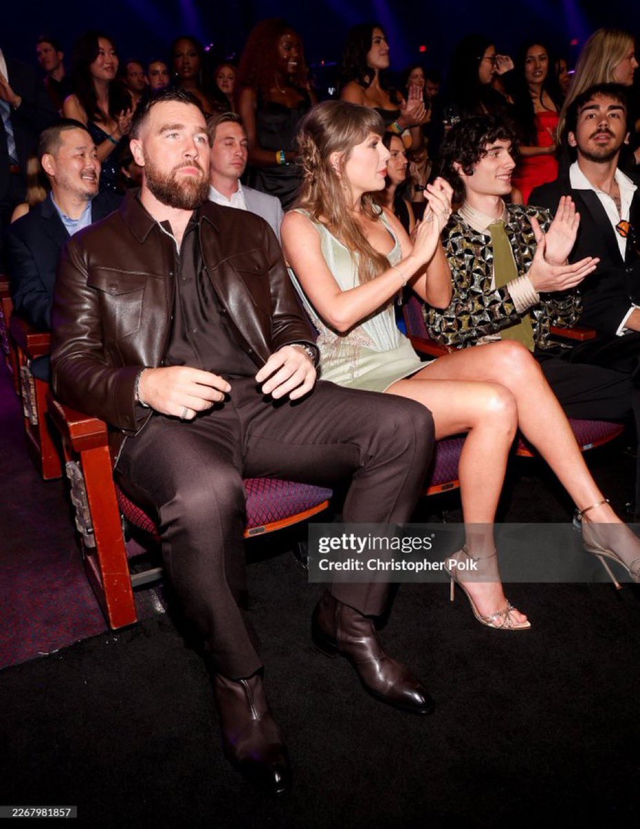 aloi_asaf's tweet photo. papa is about to break his seat https://t.co/eSRK7RR38O