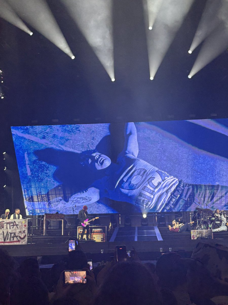 Fede Olly con la maglia “6 UNICA” a fine concerto per me un concetto molto poco inventabile